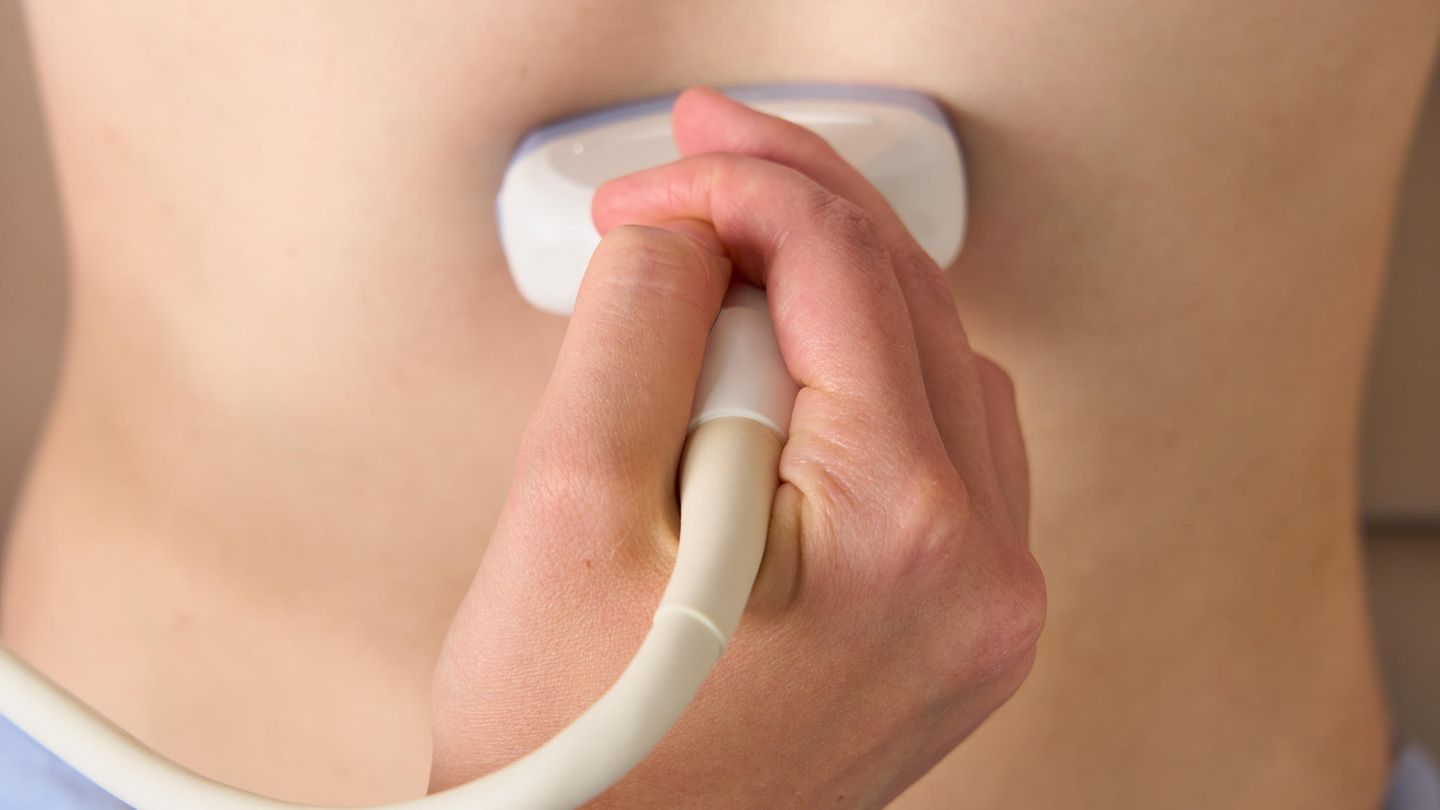 Nahaufnahme der Ultraschalluntersuchung der Bauchhöhle zur Untersuchung von Darmkrebs