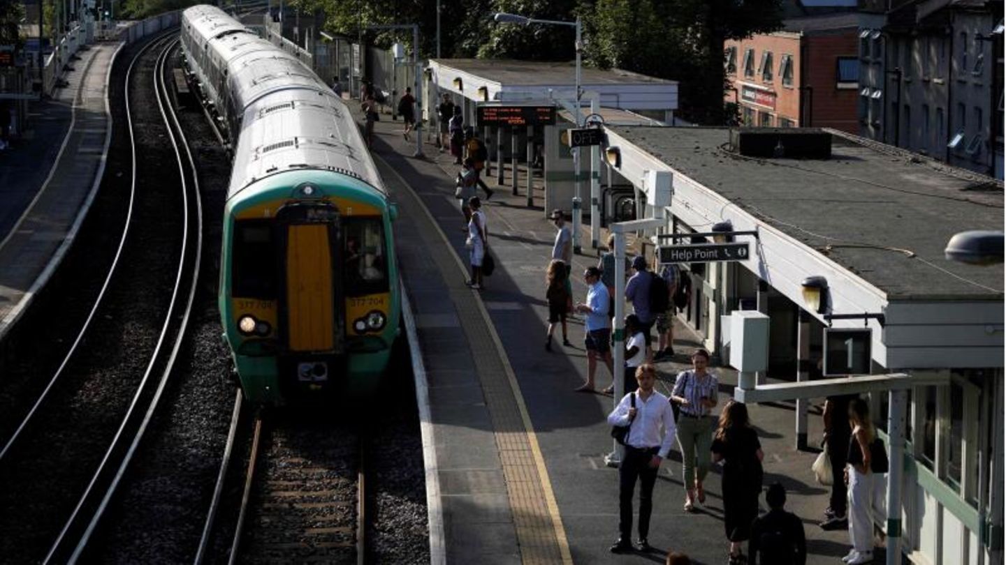 Hier warten Pendler am Londoner Bahnhof West Norwood auf ihren Zug. Hier warten Pendler am Londoner Bahnhof West Norwood auf ihren Zug.