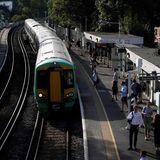 Hier warten Pendler am Londoner Bahnhof West Norwood auf ihren Zug.
