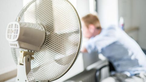 Hitze am Arbeitsplatz: Ein Ventilator in einem Büro