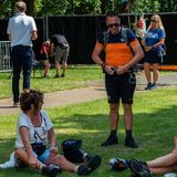 Menschen wandern in orange