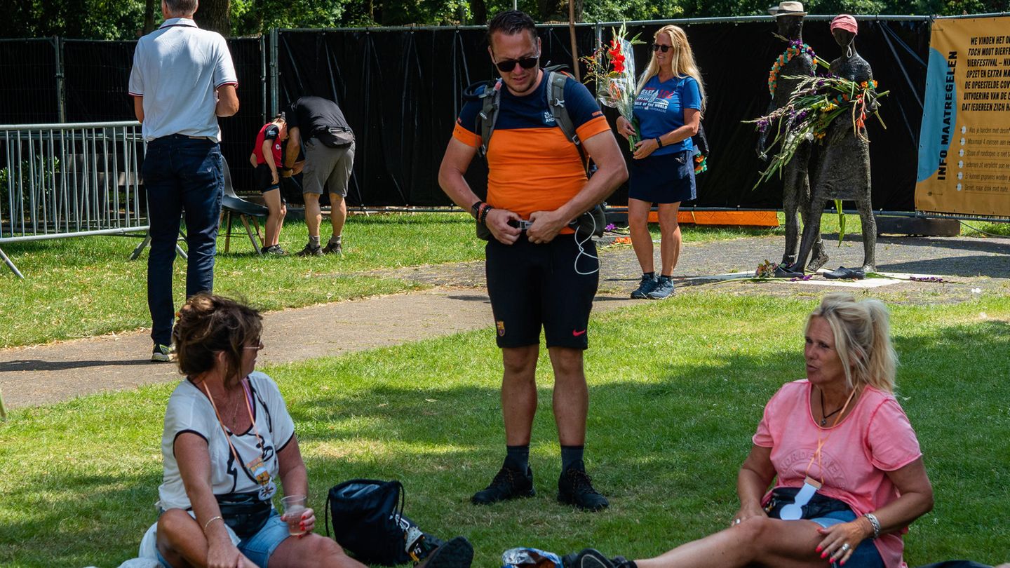 Menschen wandern in orange