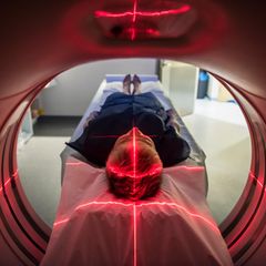 Ein Patient bekommt eine Strahlentherapie