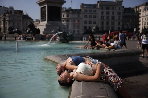 Immer einen kühlen Kopf bewahren – könnte das Motto dieser zwei Frauen in London am heißesten Tag des Jahres sein