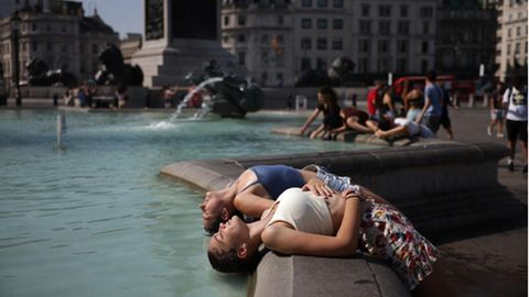 Immer einen kühlen Kopf bewahren – könnte das Motto dieser zwei Frauen in London am heißesten Tag des Jahres sein