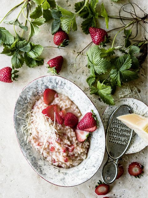 Ein Teller mit Erdbeerrisotto