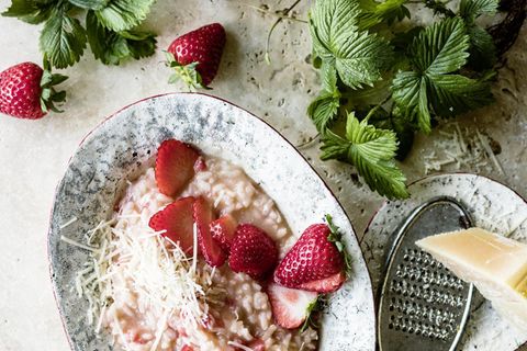 Ein Teller mit Erdbeerrisotto