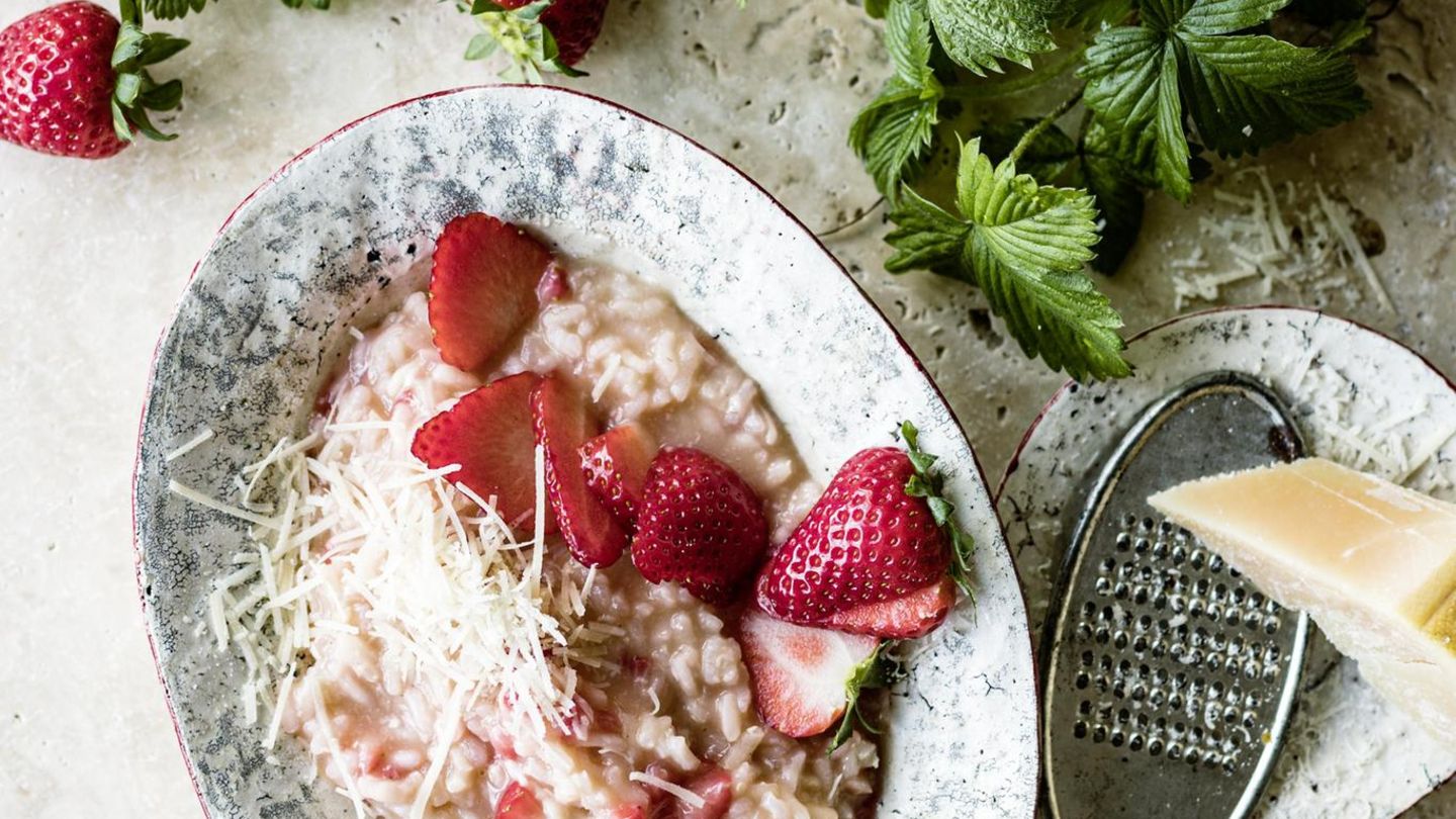 Ein Teller mit Erdbeerrisotto