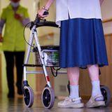 Ältere Frau im Pflegeheim