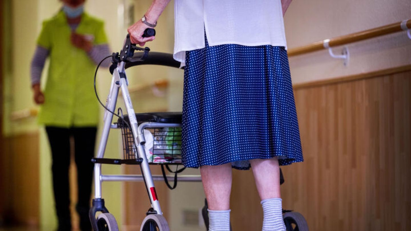 Ältere Frau im Pflegeheim Ältere Frau im Pflegeheim