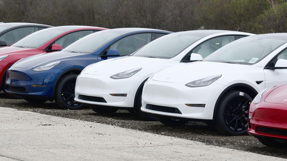 Tesla-Autos stehen nebeneinander auf einem Parkplatz