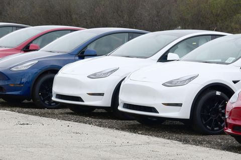 Tesla-Autos stehen nebeneinander auf einem Parkplatz