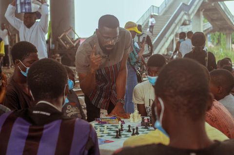 Babtunde Onakoya beim Schachspielen mit Kindern