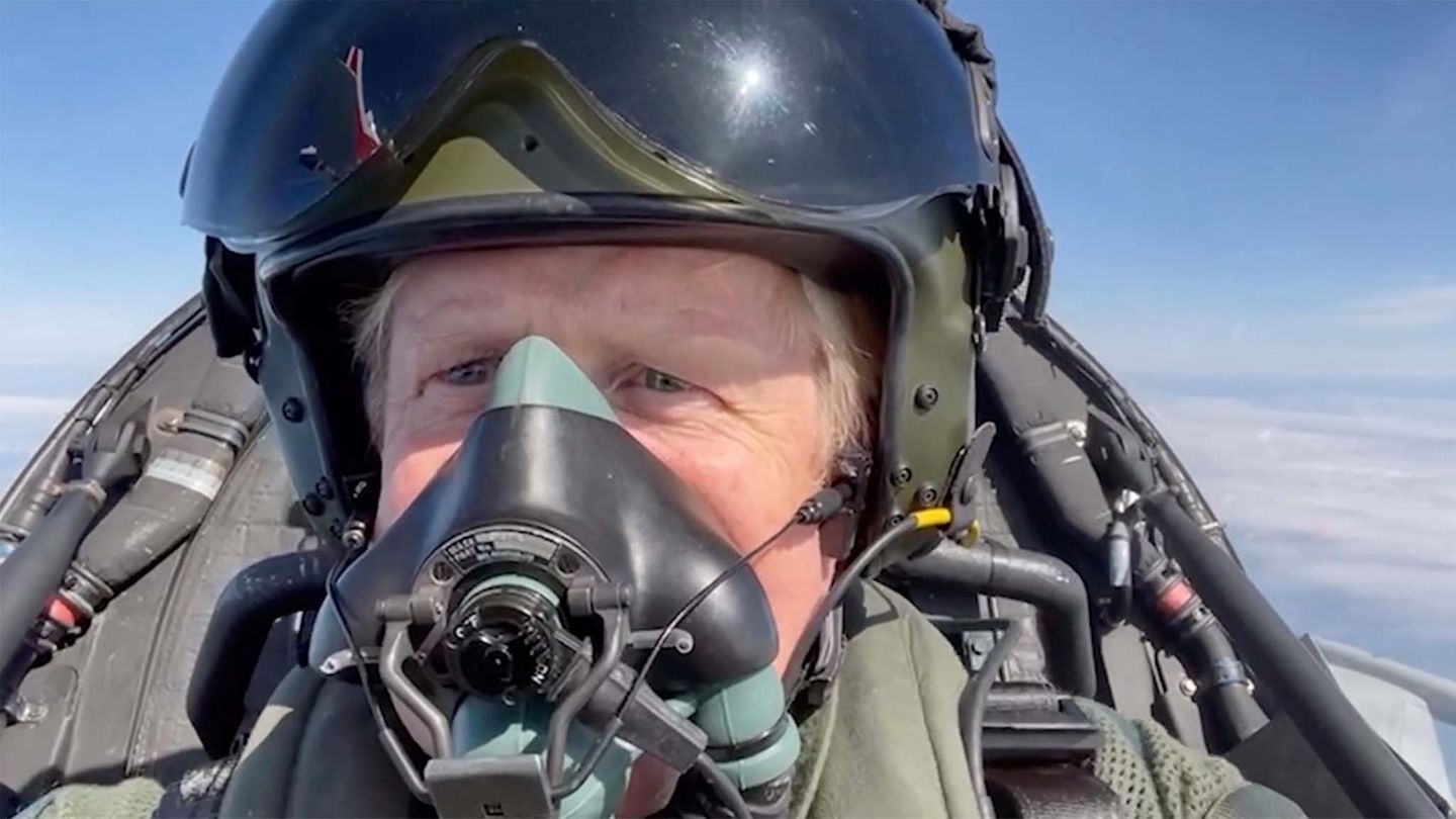 Boris Johnson shoots selfie video in fighter jet: “Flyed fantastic looping”
