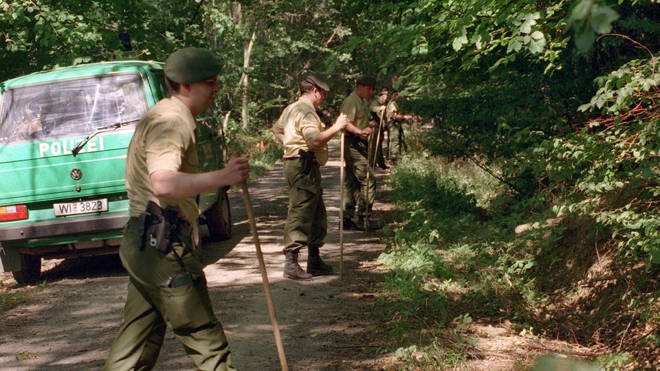 Die Polizei durchsucht am 5. September 1999 ein Waldstück bei Ranstdt-Bobenbhausen