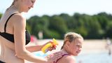 Wer Zeit für einen Besuch am Badesee hat, sollte sich – genau wie Almar Haneborger und ihre Tochter in Hemmoor, Niedersachsen – um ausreichend Sonnenschutz kümmern