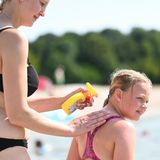 Wer Zeit für einen Besuch am Badesee hat, sollte sich – genau wie Almar Haneborger und ihre Tochter in Hemmoor, Niedersachsen – um ausreichend Sonnenschutz kümmern