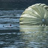 Die Fallschirmspringer der Fernmeldekompanie Division Schnelle Kräfte (DSK) von der Bundeswehr haben den vielleicht besten Job des Tages: Im Edersee in Hessen üben sie das "Notverfahren Wasserlandung"