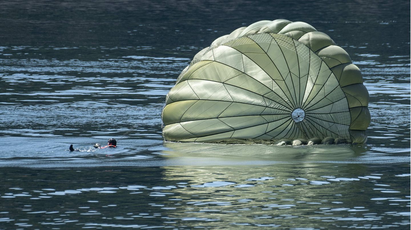 Die Fallschirmspringer der Fernmeldekompanie Division Schnelle Kräfte (DSK) von der Bundeswehr haben den vielleicht besten Job des Tages: Im Edersee in Hessen üben sie das "Notverfahren Wasserlandung"