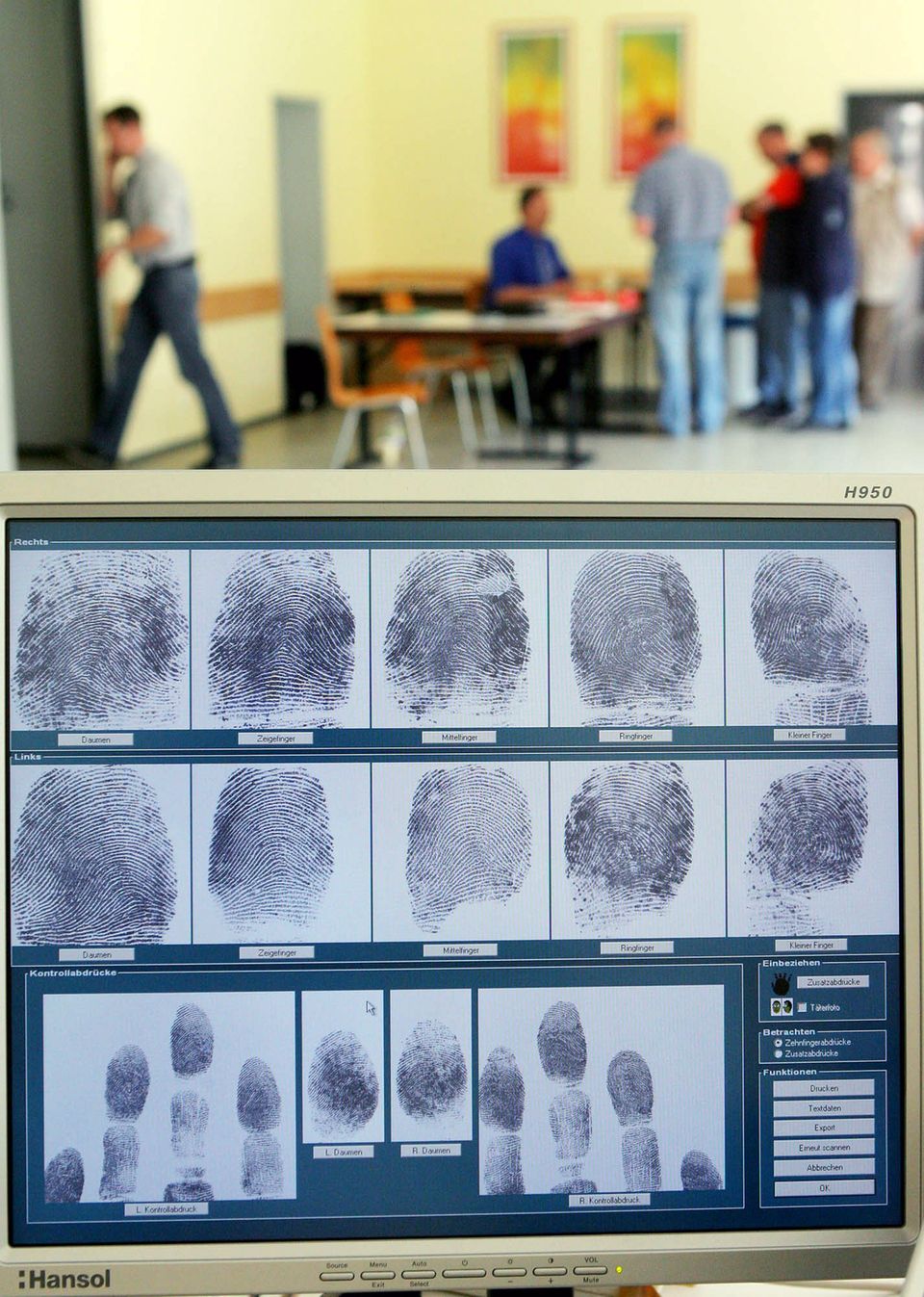 Auf einem Computerbildschirm sind in Bad Homburg die Fingerabdrücke von einem Mann zu sehen