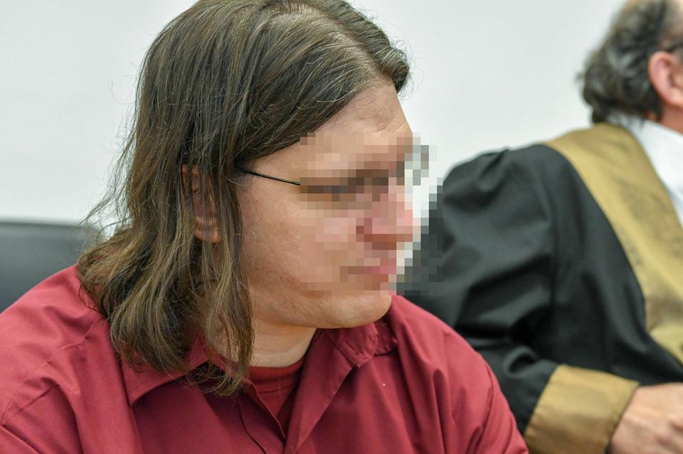 Rick J. Mordfall Johanna B Rick J., der Mörder von Johanna B, sitzt im Gerichtssaal