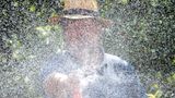 Auch die Blumen und Pflanzen haben mit der Hitze zu kämpfen. Dieser Mann versorgt die Rosen in seinem Kleingarten mit Wasser. Am besten gießt man allerdings nicht in der prallen Mittagssonne, sondern morgens oder abends, damit nicht zu viel Wasser ungenutzt verdunstet