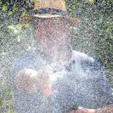 Auch die Blumen und Pflanzen haben mit der Hitze zu kämpfen. Dieser Mann versorgt die Rosen in seinem Kleingarten mit Wasser. Am besten gießt man allerdings nicht in der prallen Mittagssonne, sondern morgens oder abends, damit nicht zu viel Wasser ungenutzt verdunstet