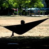 Ein Plätzchen im Schatten – und dann auch noch mit Hängematte – ist auch nicht zu verachten – wie hier im Clara-Zetkin-Park in Leipzig, Sachsen. Dazu noch ein kleines Ständchen auf der Gitarre ...