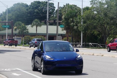 Ein Tesla Model Y fährt auf einer Straße