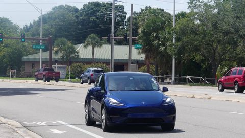 Ein Tesla Model Y fährt auf einer Straße