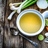 Gemüsebrühe steht auf einem Tisch