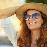 Frau trägt Sonnenbrille und Hut