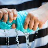 Jemand drückt ein handtuch aus