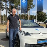 ZF-CEO Wolf-Henning Scheider vpr dem Steer-by-Wire 
Versuchsfahrzeug