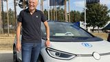ZF-CEO Wolf-Henning Scheider vpr dem Steer-by-Wire 
Versuchsfahrzeug