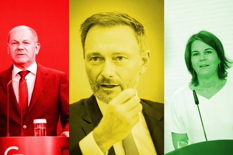 Porträts von Olaf Scholz, Christian Lindner und Annalena Baerbock in den Farben der Ampel-Regierung