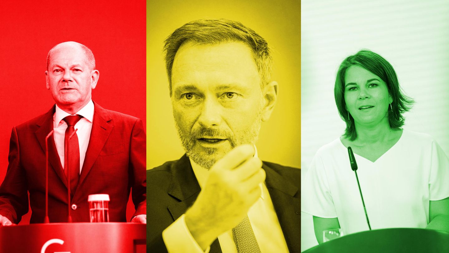 Porträts von Olaf Scholz, Christian Lindner und Annalena Baerbock in den Farben der Ampel-Regierung