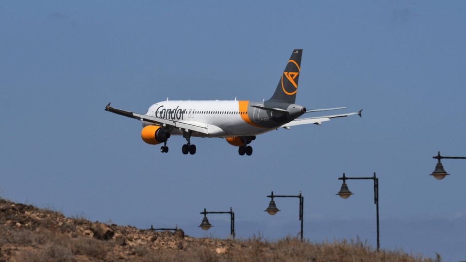 Eine Boeing 757 der Fluggesellschaft Condor hebt vom Flughafen in Lanzarote ab.