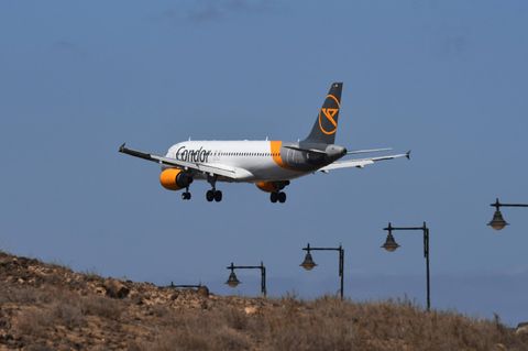 Eine Boeing 757 der Fluggesellschaft Condor hebt vom Flughafen in Lanzarote ab.