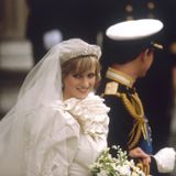 Die Spencer-Tiara  Weltberühmt wurde die Spencer-Tiara am 29. Juli 1981. Denn an diesem Tag heiratete Prinz Charles die blutjunge Lady Diana Spencer und Millionen Menschen sahen an den Fernsehbildschirmen zu. Zu ihrem Brautkleid des damaligen Designerpaars Emanuel kombinierte die 19-Jährige das diamantbesetzte Diadem ihrer Familie. Wie eine funkelnde Blumengirlande rankten sich die Juwelen um Dianas Kopf. Dabei wurden die Diamanten auf vielfältige Schliffart eingesetzt, in Rosen-, Kissen-, Brillant- und Tropfenform. Dabei sah die Tiara nicht immer so aus. 1919 schenkte Lady Sarah Spencer den Hauptteil der heutigen Tiara der Braut des Familienoberhaupts, Lady Cynthia Hamilton. In den 1930er Jahren sollen die seitlichen Girlanden vom früheren Hof-Juwelier hinzugefügt worden sein. Vererbt wurden sie jeweils durch die Hauschefs der Spencer und von den weiblichen Familienmitgliedern getragen. Zuletzt war dies 2018 Dianas Nichte, Celia McCorquodale, bei deren Hochzeit. Derzeit ist die Tiara im Besitz von Dianas Bruder, Charles Earl Spencer. Er wird sie vermutlich der Tradition folgend seinem ältesten Sohn Frederick, Viscount Althorp, vererben