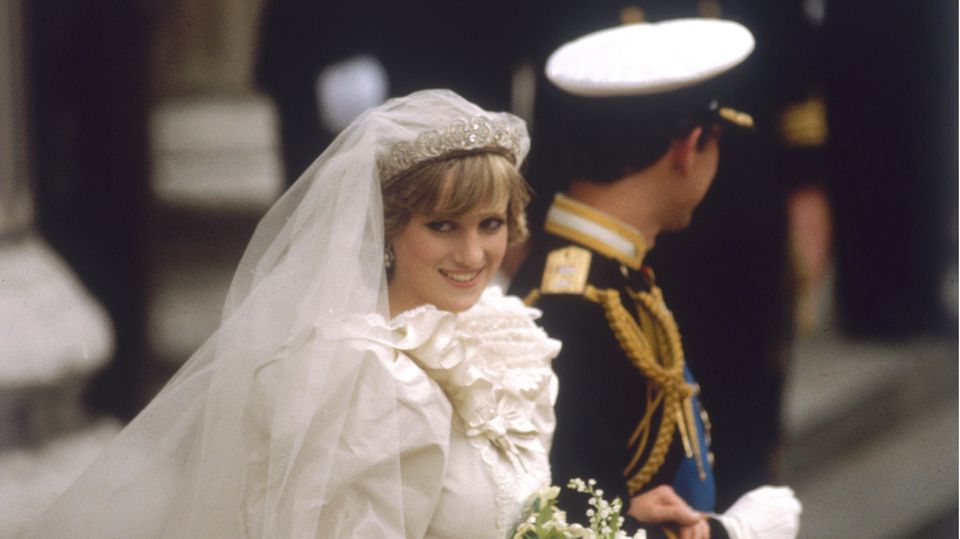 Die Spencer-Tiara  Weltberühmt wurde die Spencer-Tiara am 29. Juli 1981. Denn an diesem Tag heiratete Prinz Charles die blutjunge Lady Diana Spencer und Millionen Menschen sahen an den Fernsehbildschirmen zu. Zu ihrem Brautkleid des damaligen Designerpaars Emanuel kombinierte die 19-Jährige das diamantbesetzte Diadem ihrer Familie. Wie eine funkelnde Blumengirlande rankten sich die Juwelen um Dianas Kopf. Dabei wurden die Diamanten auf vielfältige Schliffart eingesetzt, in Rosen-, Kissen-, Brillant- und Tropfenform. Dabei sah die Tiara nicht immer so aus. 1919 schenkte Lady Sarah Spencer den Hauptteil der heutigen Tiara der Braut des Familienoberhaupts, Lady Cynthia Hamilton. In den 1930er Jahren sollen die seitlichen Girlanden vom früheren Hof-Juwelier hinzugefügt worden sein. Vererbt wurden sie jeweils durch die Hauschefs der Spencer und von den weiblichen Familienmitgliedern getragen. Zuletzt war dies 2018 Dianas Nichte, Celia McCorquodale, bei deren Hochzeit. Derzeit ist die Tiara im Besitz von Dianas Bruder, Charles Earl Spencer. Er wird sie vermutlich der Tradition folgend seinem ältesten Sohn Frederick, Viscount Althorp, vererben