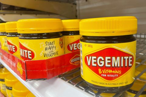 Mehrere Gläser Vegemite im Kühlschrank