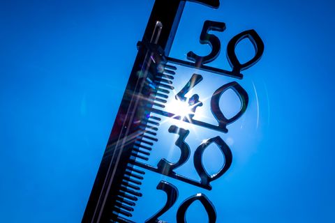 Ein Thermometer zeigt Hitze
