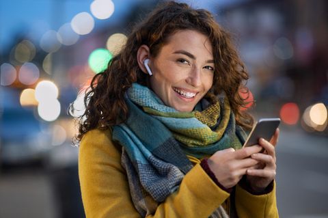 Eine junge Frau mit einem Smartphone