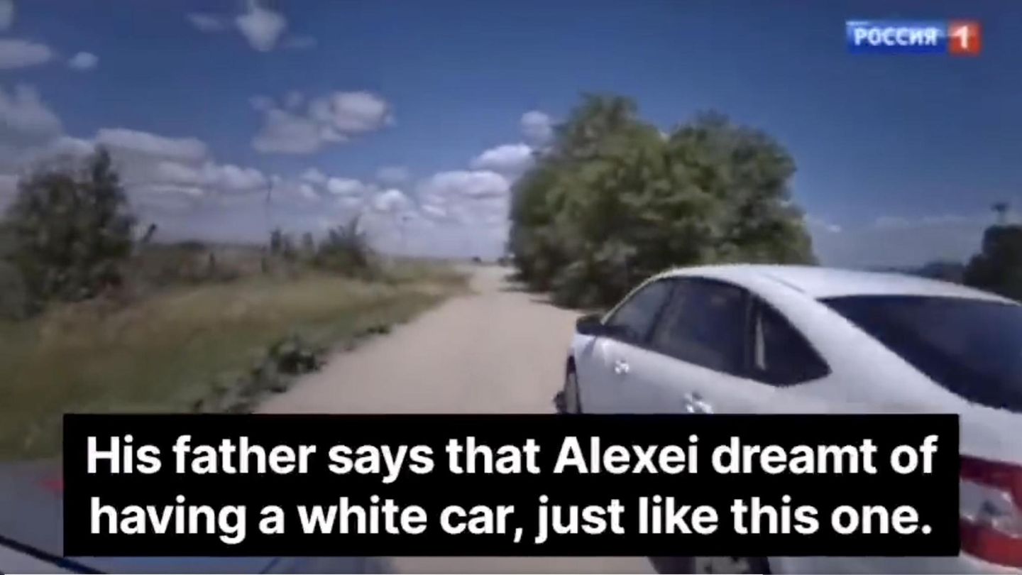 Screenshot russisches Fernsehen: Eltern berichten, wie stolz ihr Sohn auf das neue Auto gewesen wäre.