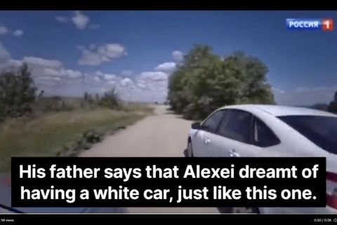 Screenshot russisches Fernsehen: Eltern berichten, wie stolz ihr Sohn auf das neue Auto gewesen wäre.