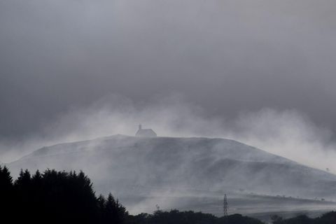 Dieses am 18. Juli 2022 aufgenommene Foto zeigt die Kapelle Saint-Michel-de-Braspart inmitten des Rauchs eines Feuers