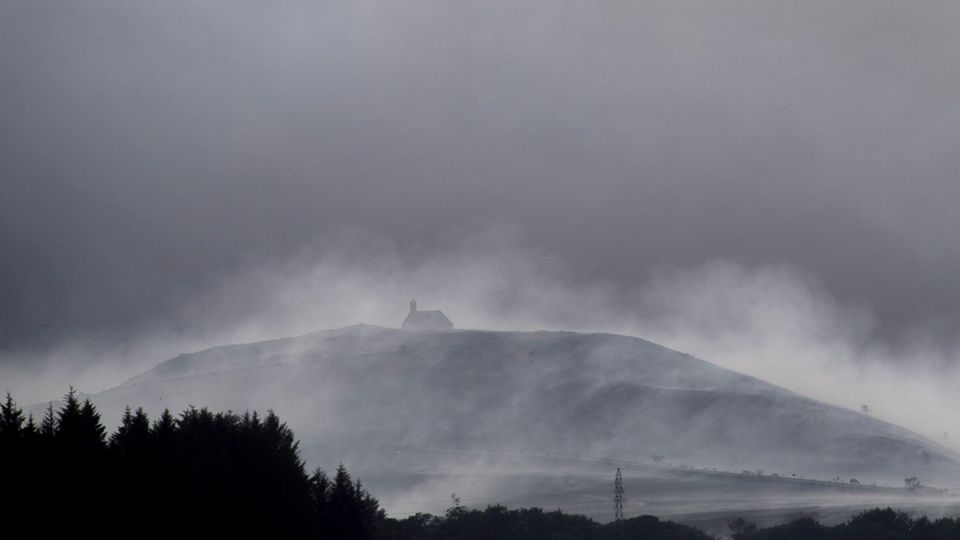 Dieses am 18. Juli 2022 aufgenommene Foto zeigt die Kapelle Saint-Michel-de-Braspart inmitten des Rauchs eines Feuers