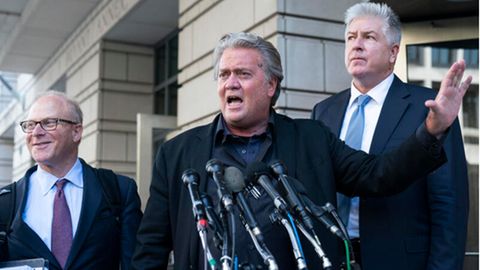 Steve Bannon vor einem Gerichtsgebäude