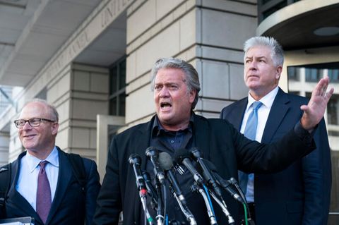 Steve Bannon vor einem Gerichtsgebäude